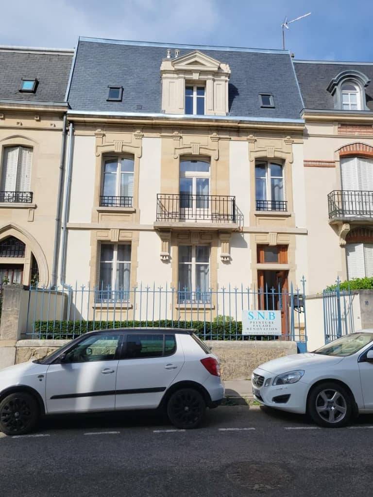 Ravalement de façade à Nancy et restauration des pierres et encadrements de fenêtres