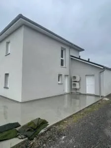 Nouvelle réalisation d’un enduit monocouche avec finition grattée sur une maison en agglos à Thaon-les-Vosges (88).