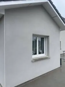 Nouvelle réalisation d’un enduit monocouche avec finition grattée sur une maison en agglos à Thaon-les-Vosges (88).