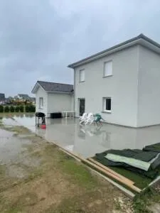 Nouvelle réalisation d’un enduit monocouche avec finition grattée sur une maison en agglos à Thaon-les-Vosges (88).
