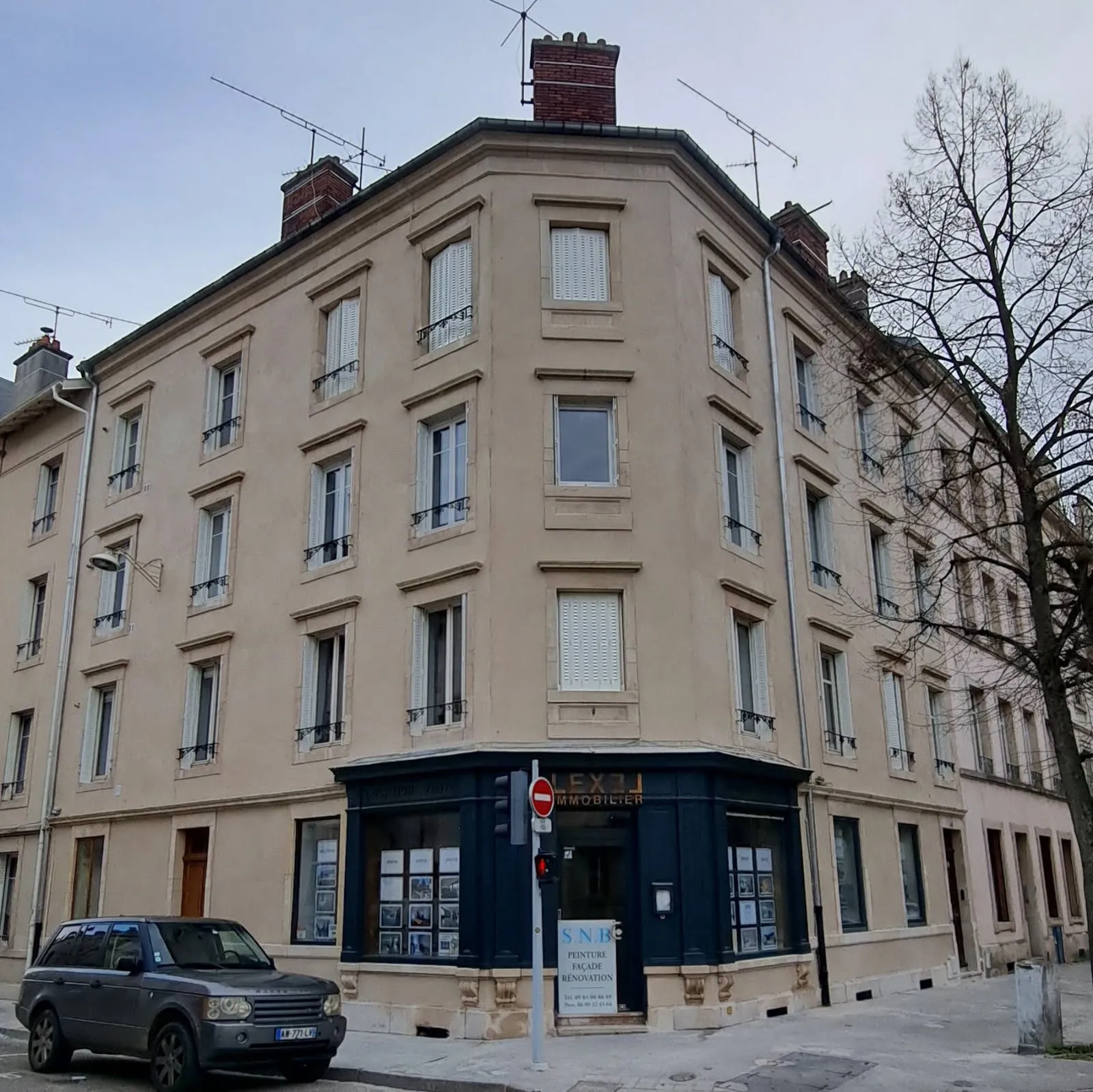 Ravalement de façade traditionnel d'un immeuble à Nancy en Meurthe et Moselle, 54