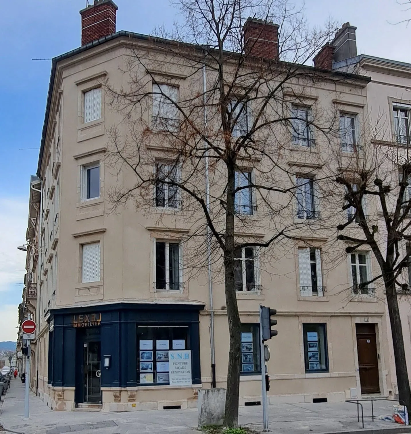 Ravalement de façade traditionnel d'un immeuble à Nancy en Meurthe et Moselle, 54